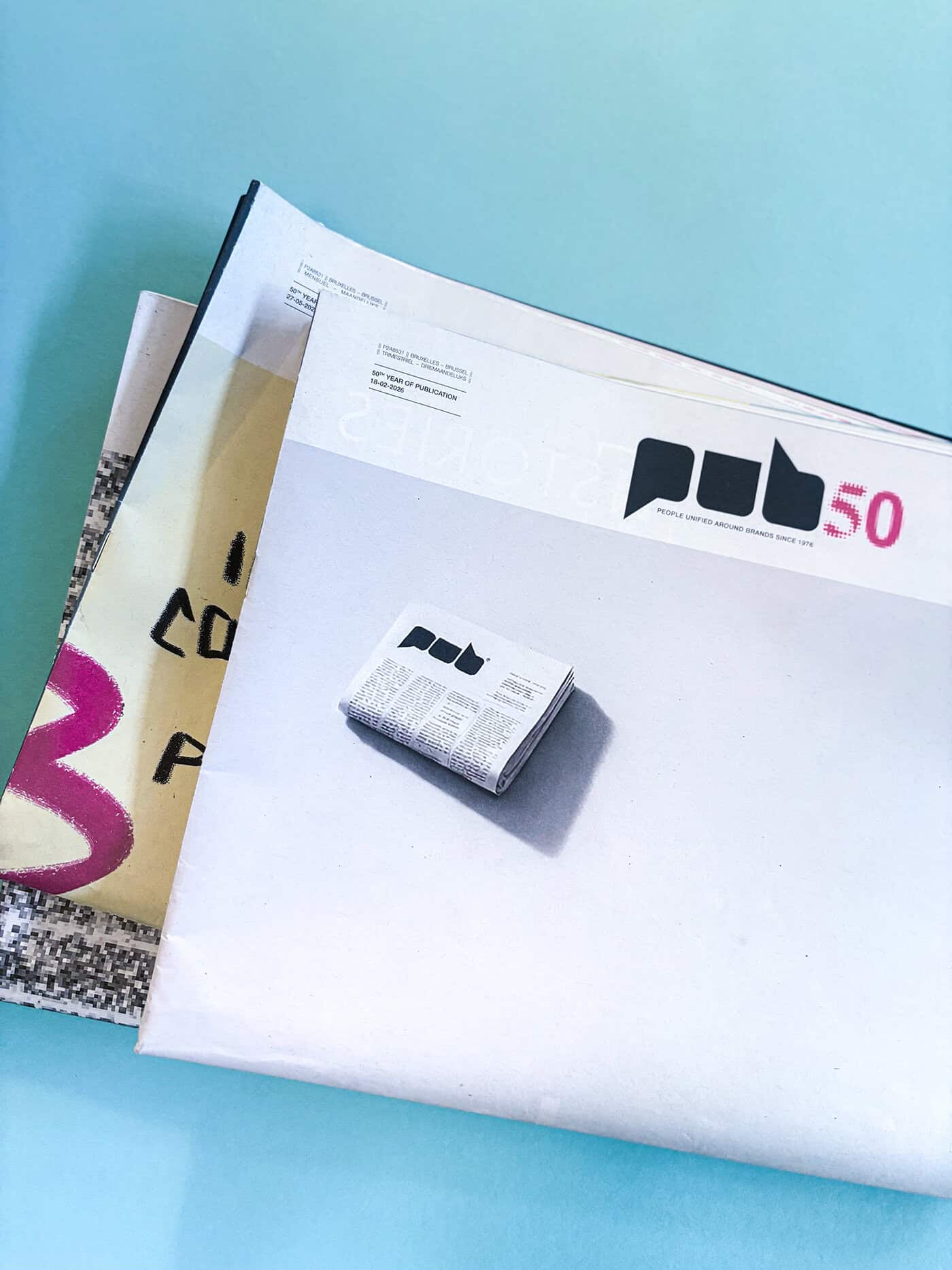 Le logo anniversaire de PUB appliqué sur la couverture du magazine